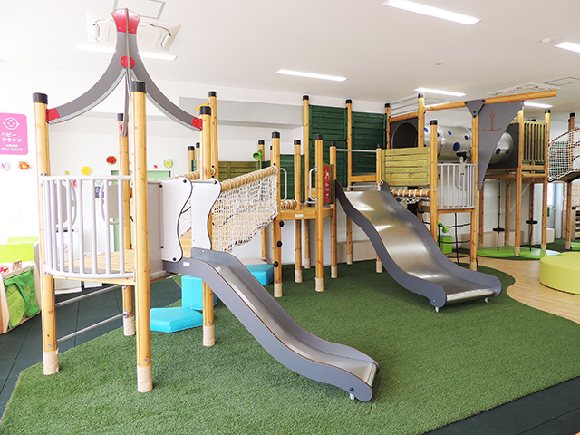 すべり台やトンネルなどがある遊具「リヴァーブリッジ」/あらかわ遊園(東京都/荒川区)