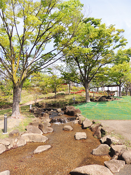 ゆるい坂に沿ってせせらぎがある「水あそび広場」/あらかわ遊園(東京都/荒川区)