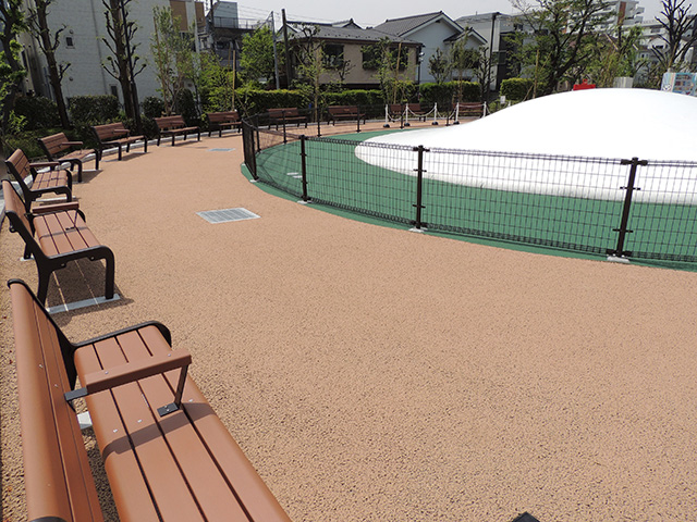ぴょんぴょん跳ねるトランポリン状の遊具「ふわふわドーム」/あらかわ遊園(東京都/荒川区)