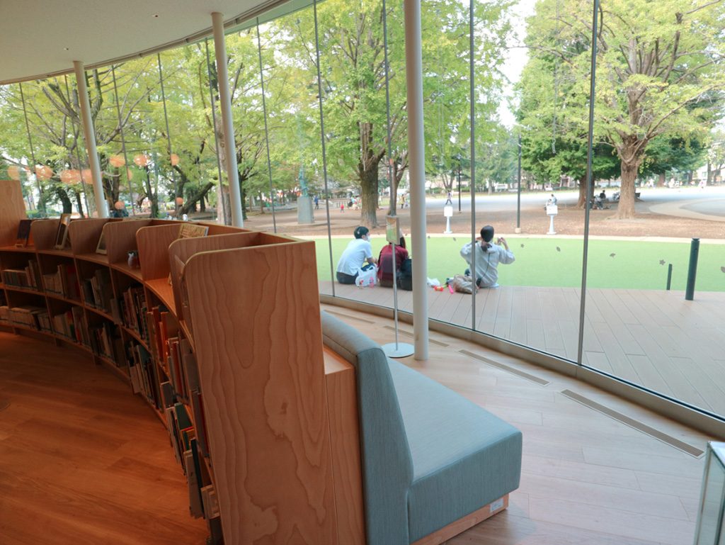 公園に面した窓/いたばしボローニャ絵本館(東京都・板橋区)