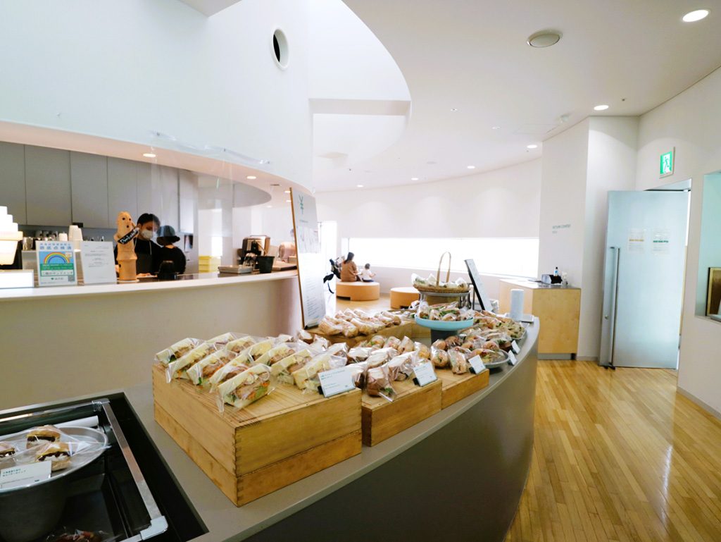 カフェ&ラウンジ「二階のサンドイッチ」/東京都現代美術館(江東区)