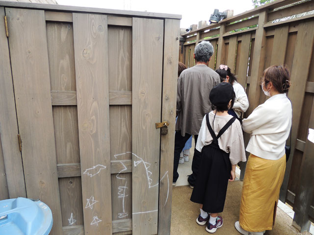 路地裏に入って並ぶ/西武園ゆうえんち(埼玉県/所沢市)