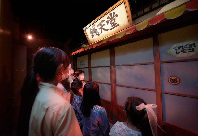 戸の向こうに「ふしぎ駄菓子屋 銭天堂」の世界がある/西武園ゆうえんち(埼玉県/所沢市)