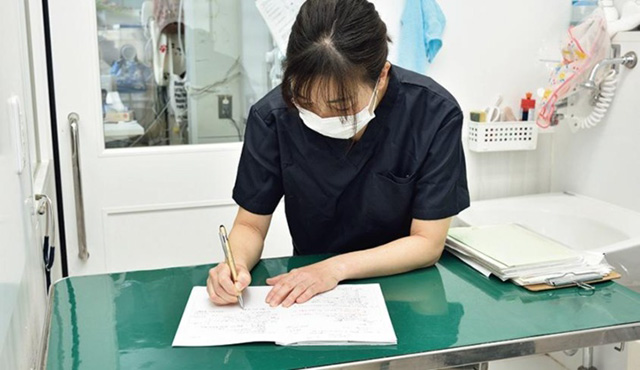 診察時の注意事項をまとめる様子/獣医のお仕事