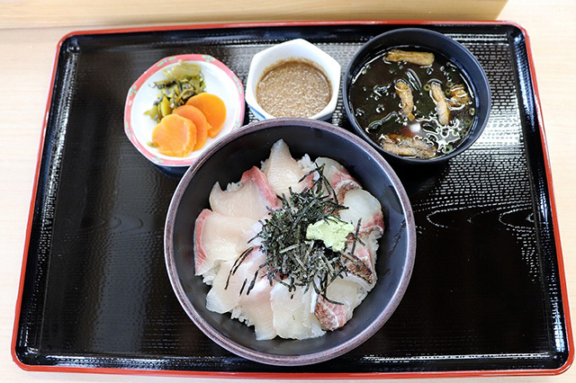 鯛とブリの丼(赤だし・漬物付き)/道の駅 むなかた(福岡県/宗像市)