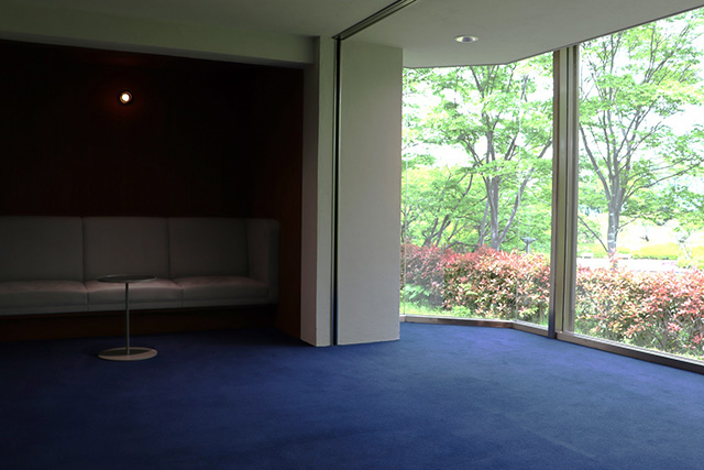 ソファのある部屋/滋賀県立美術館(大津市)
