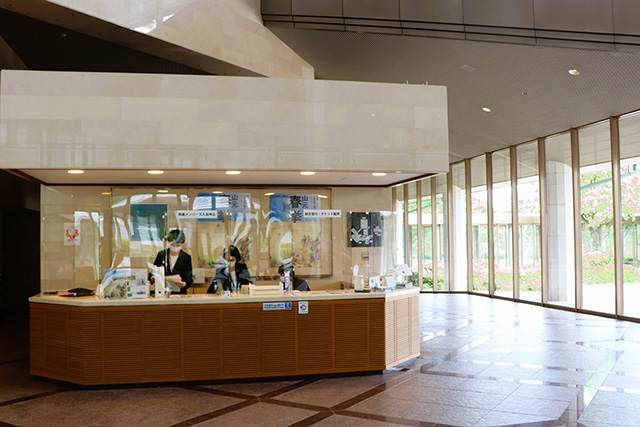 受付カウンター/滋賀県立美術館(大津市)