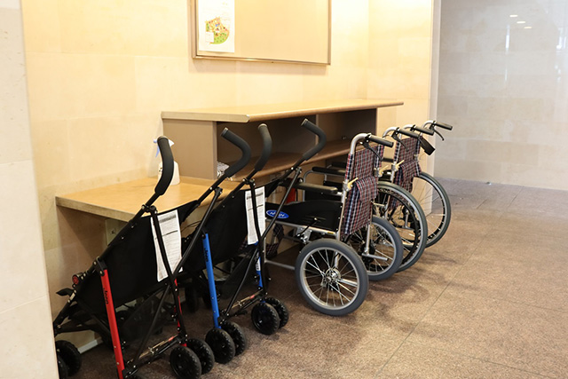 貸し出し用のベビーカーや車いす/滋賀県立美術館(大津市)