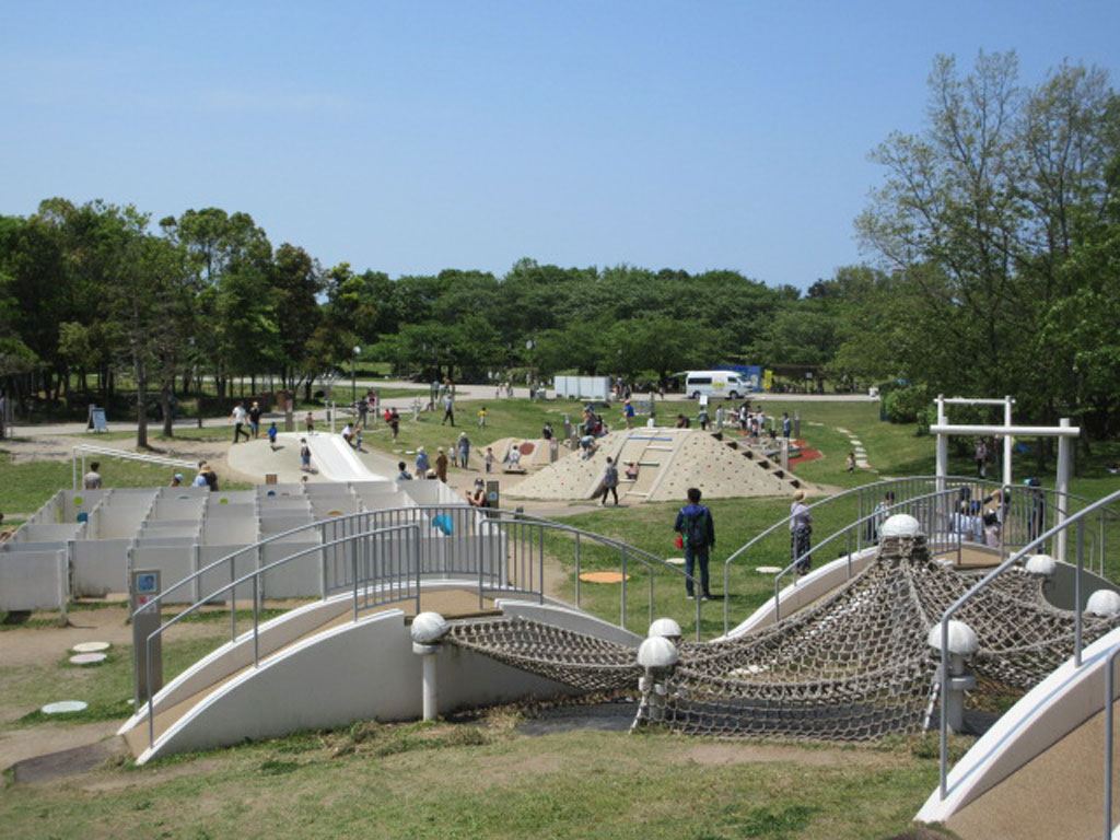 手前は「くもの巣ネット」中央が「迷路」と「お山」/新潟県スポーツ公園 ながたの森
