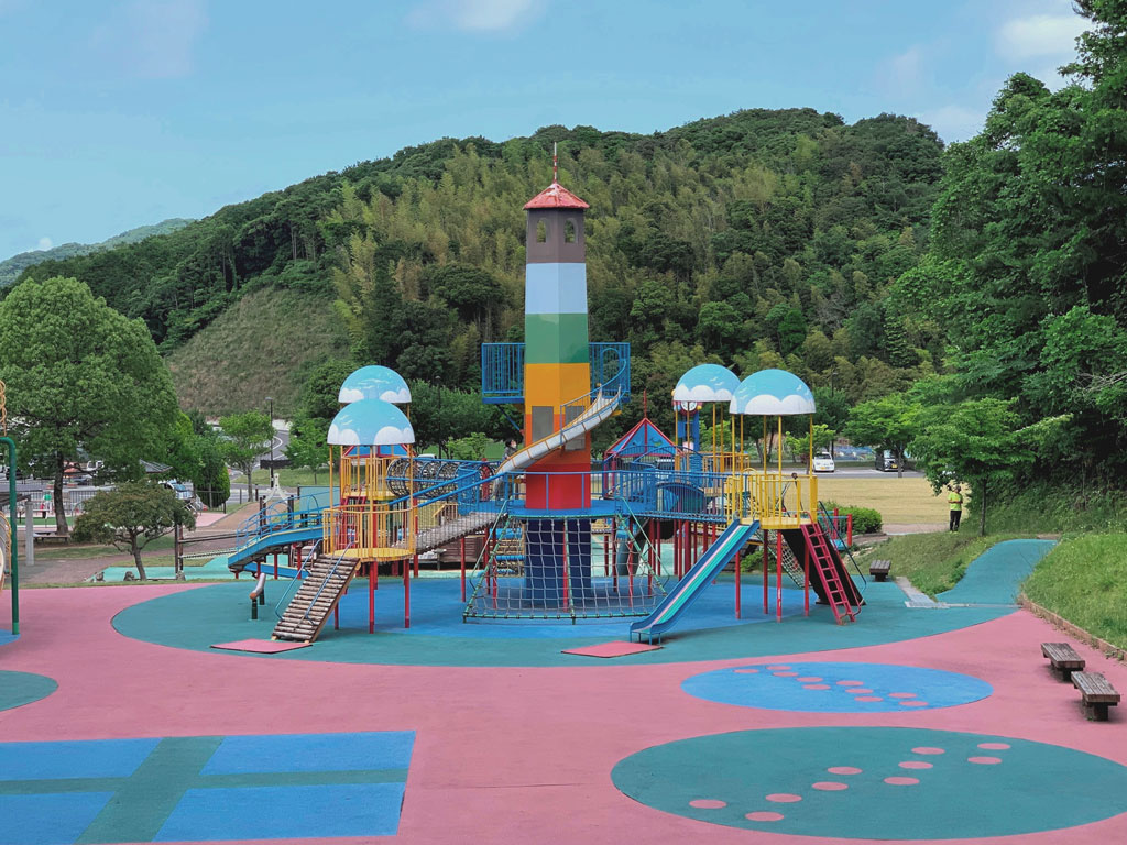 メインタワー周辺に9つの踊り場と通路/長門市総合公園