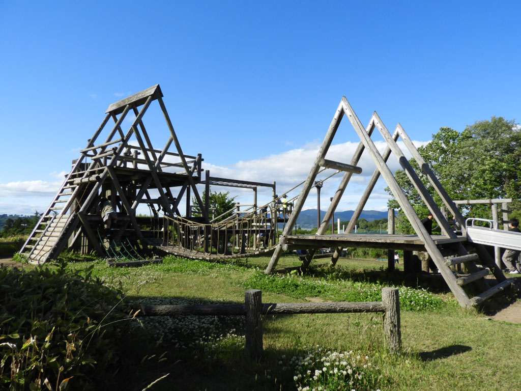 木製の複合遊具「どんぐり砦」/一関運動公園(岩手県)