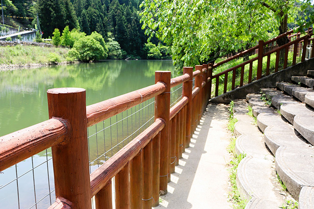 宇陀川沿いの柵/平成榛原子供のもり公園(奈良県/宇陀市)