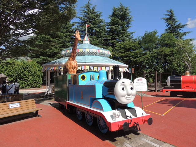 トーマスにキリンが乗っているモニュメント/富士急ハイランド「トーマスランド」(山梨県富士吉田市)