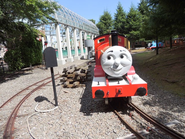 赤い車体のジェームスも待機中/富士急ハイランド「トーマスランド」(山梨県富士吉田市)