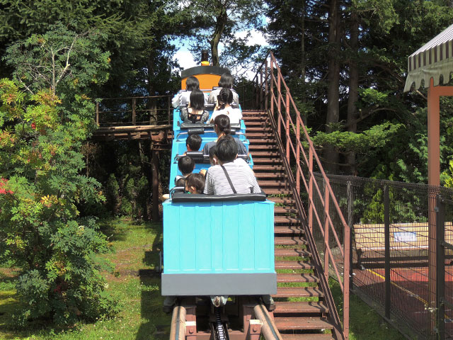 高山鉄道のコースを2周するミニコースター/富士急ハイランド「トーマスランド」(山梨県富士吉田市)