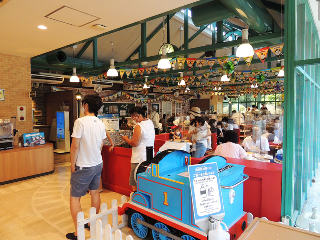 広い店内はこども連れにピッタリ/富士急ハイランド「トーマスランド」(山梨県富士吉田市)