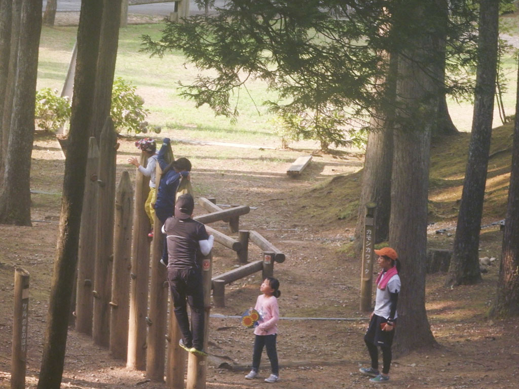 家族や仲間と木製アスレチックにチャレンジ!/県民公園頼成の森(富山県砺波市)