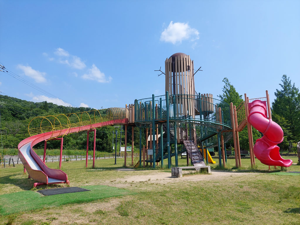 3種類のすべり台が楽しめるコンビネーション遊具/とやま健康の森 立山グリーンパーク吉峰(立山町)