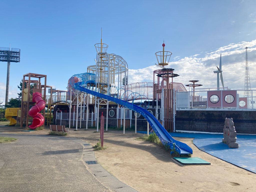 「海族船サンセット号」のロングすべり台は大人気遊具/内灘町総合公園(石川県内灘町)