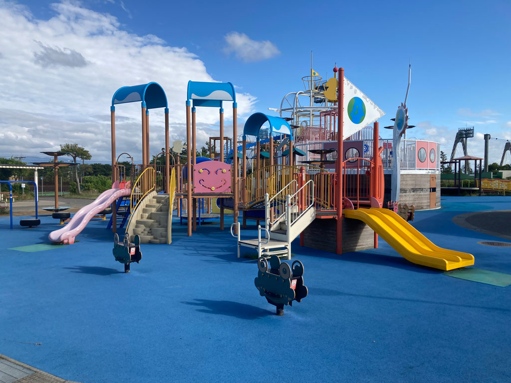 幼児も思い切り遊ぶことができる中型の複合遊具/内灘町総合公園(石川県内灘町)