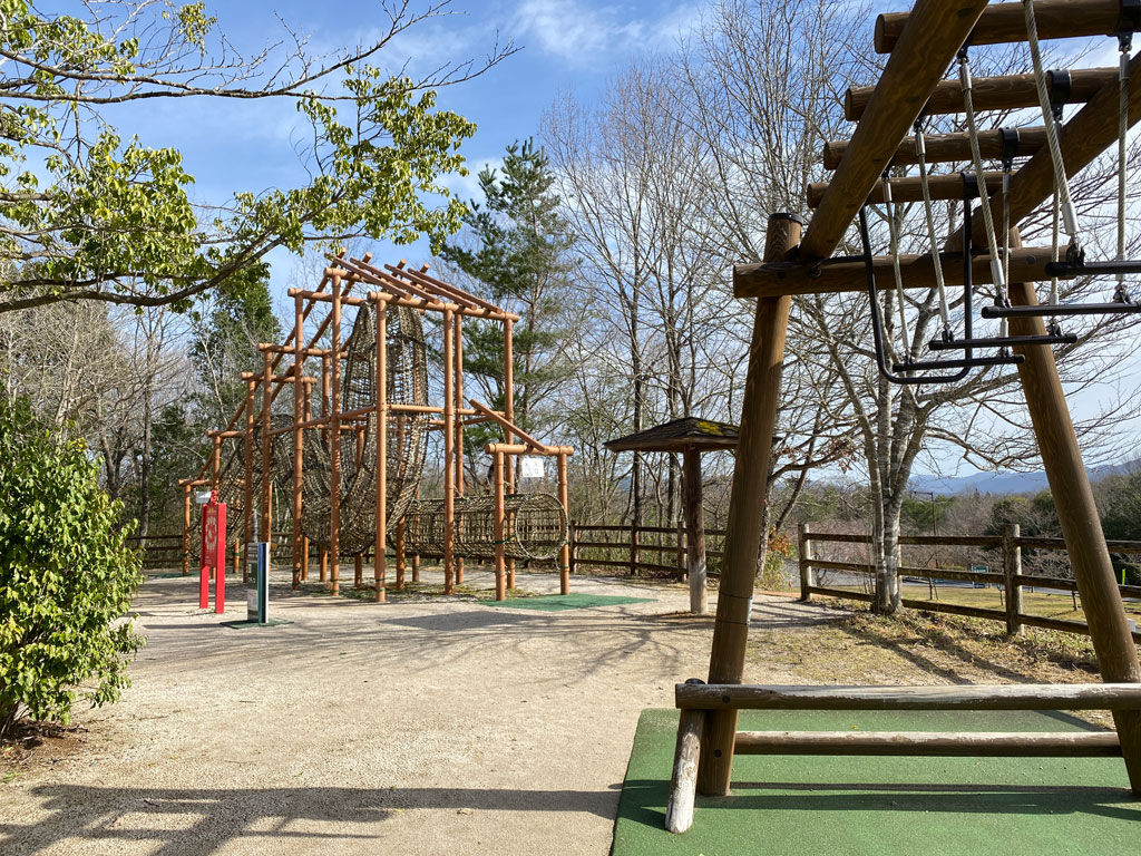 林間アスレチックコースの「猿渡り」と「ツチノコ」/国営備北丘陵公園(庄原市)