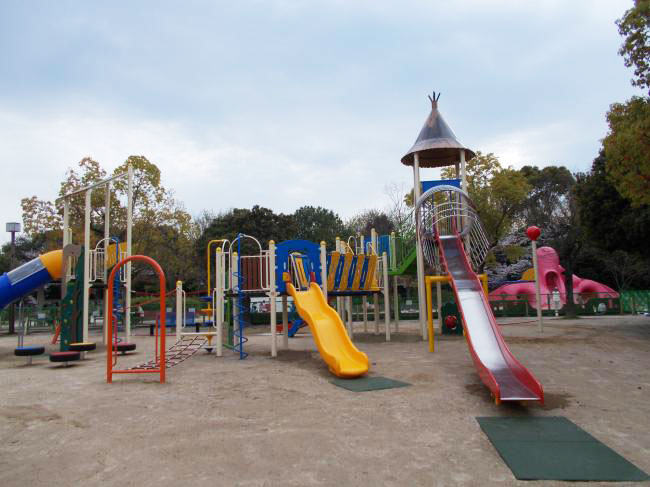 カラフルな大型遊具/空城山公園(府中町)