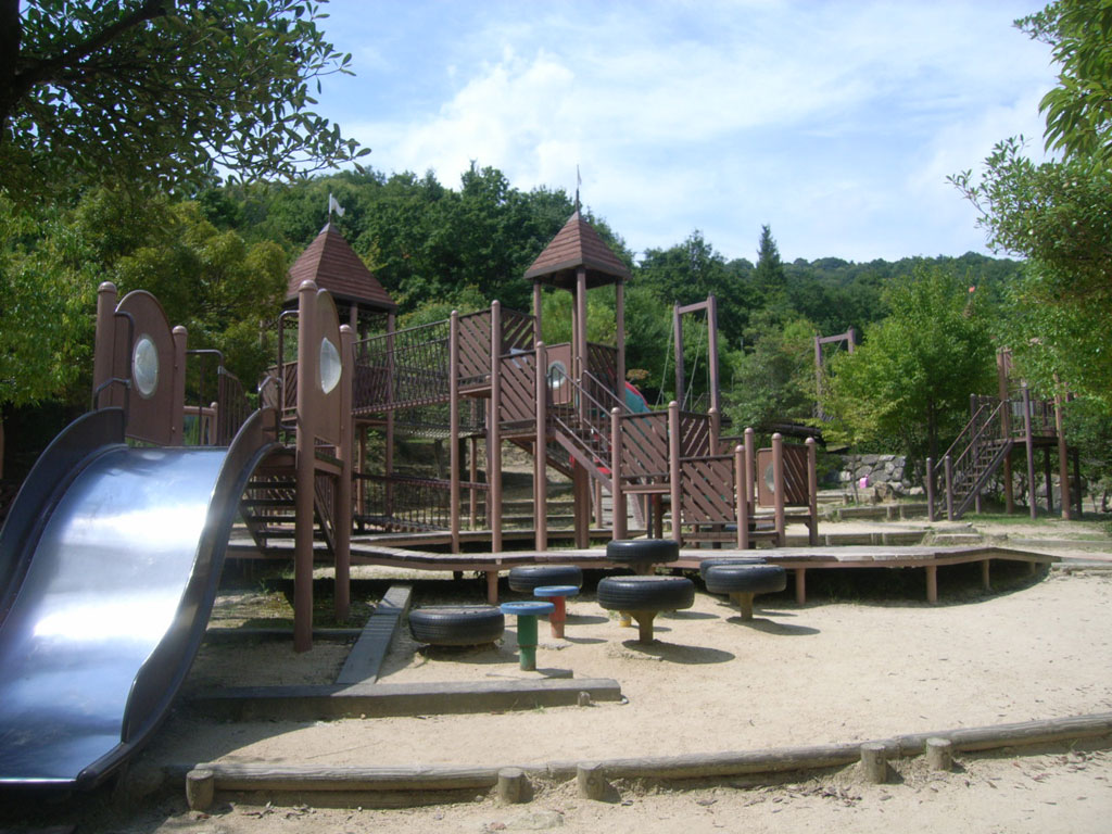 小さい子ども向けの低い遊具/憩いの森公園(東広島市)