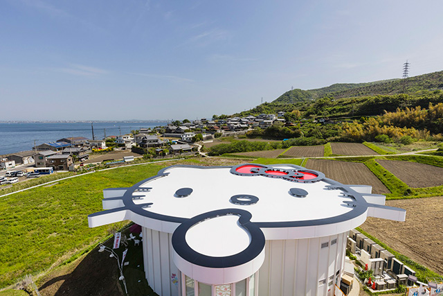 屋根に描かれたハローキティの顔/HELLO KITTY SMILE(兵庫県/淡路市)