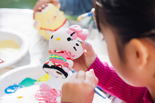 素焼き絵付けの様子/HELLO KITTY SMILE(兵庫県/淡路市)