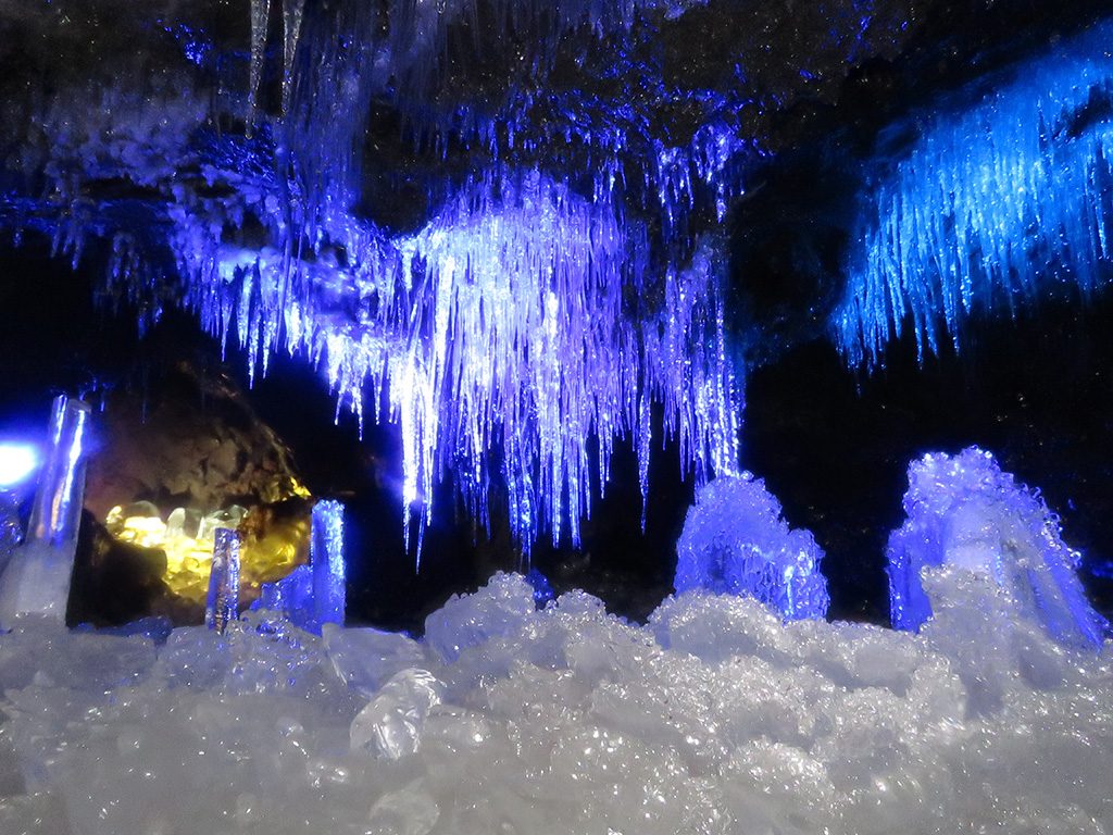 天然氷の氷柱/鳴沢氷穴(山梨県/鳴沢村)