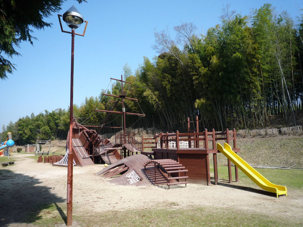 船の形をした大型複合遊具/塚原古墳公園(熊本市南区)