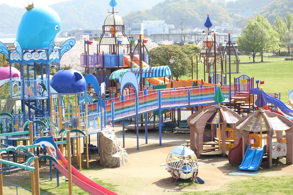 クジラタワーやクリスタルタワーなどの大型複合遊具/つくみん公園(大分県津久見市)