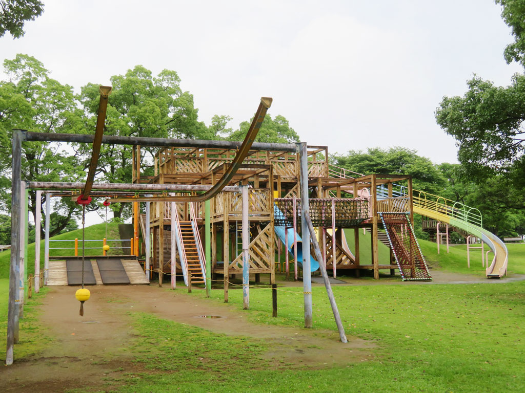 仕掛けがいっぱいの木製複合遊具とターザンロープ/宮崎県農業科学公園ルピナスパーク(高鍋町)