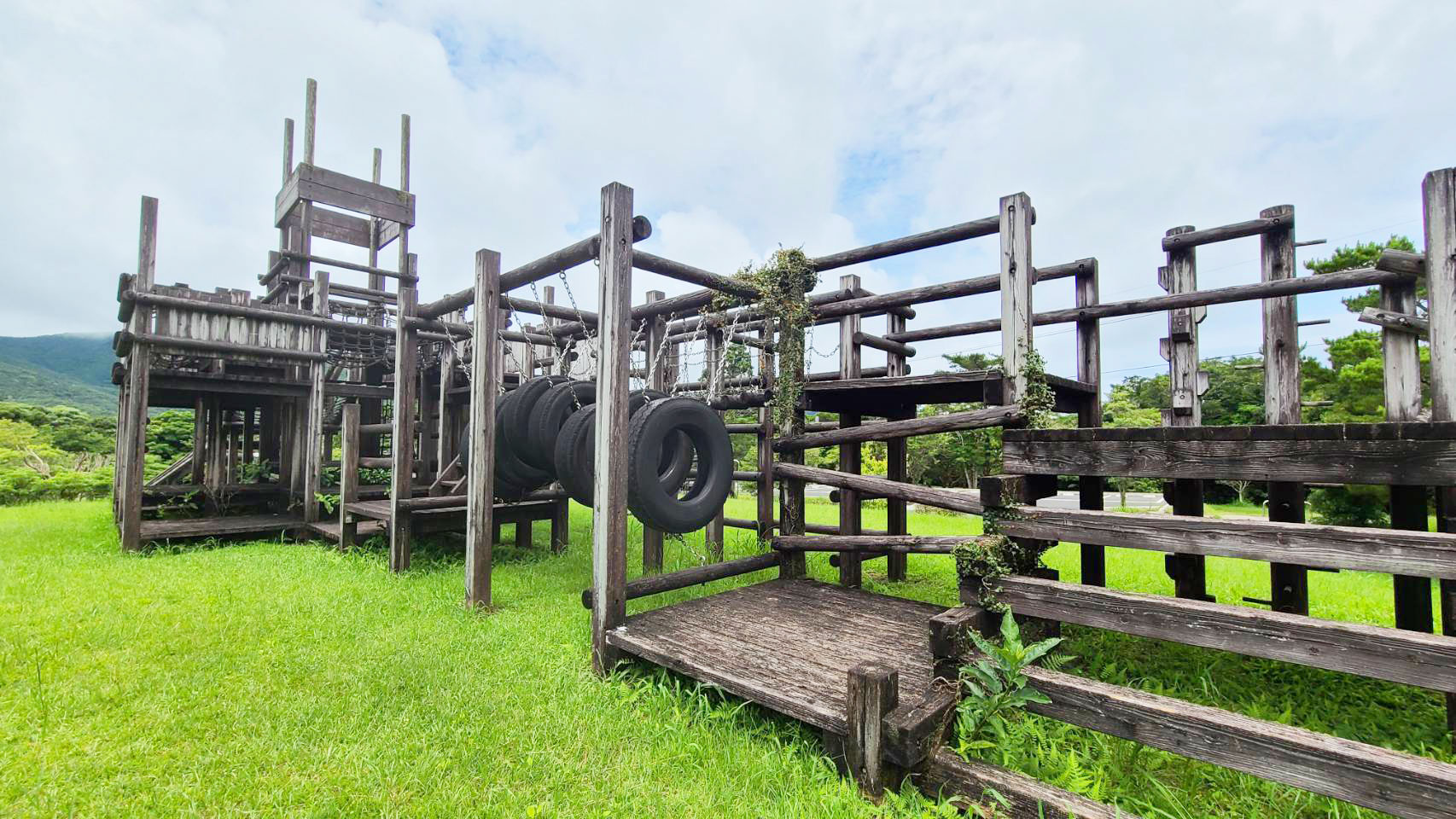 ふれあいゾーンにある木製の複合アスレチック施設/奄美フォレストポリス(鹿児島県大和村)