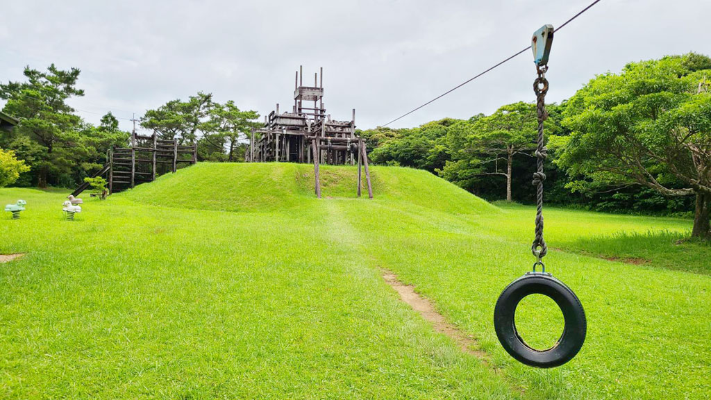 タイヤにぶら下がり滑走するターザンロープ/奄美フォレストポリス(鹿児島県大和村)