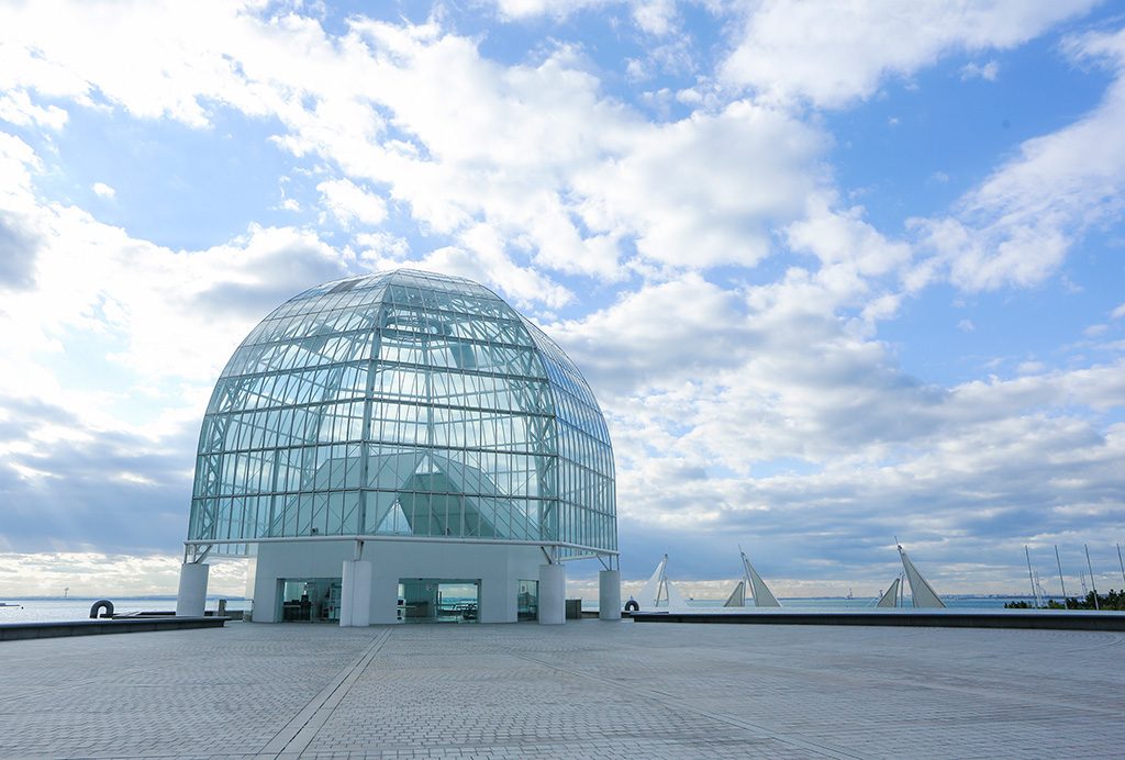 丸いドーム型の入口/東京都葛西臨海水族園(江戸川区)
