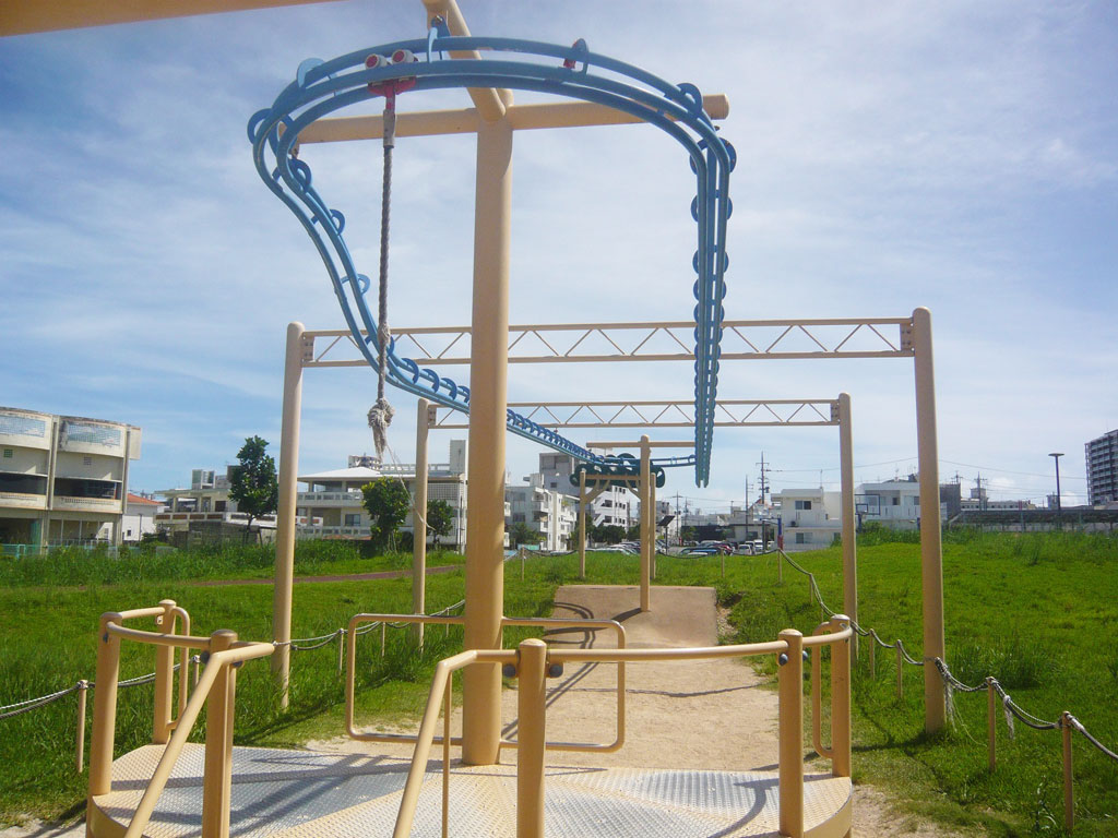 スタート地点に戻ってこられるターザンロープ/若夏公園(沖縄市)