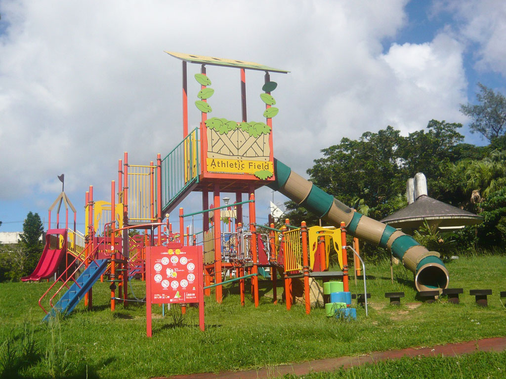 公園北側にある児童向け複合遊具/八重島公園(沖縄市)