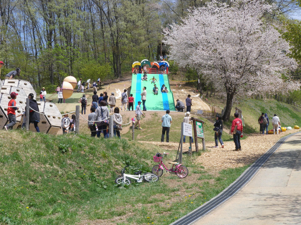 冒険広場にあるビッグウェーブ滑り台/西蔵王公園(山形市)