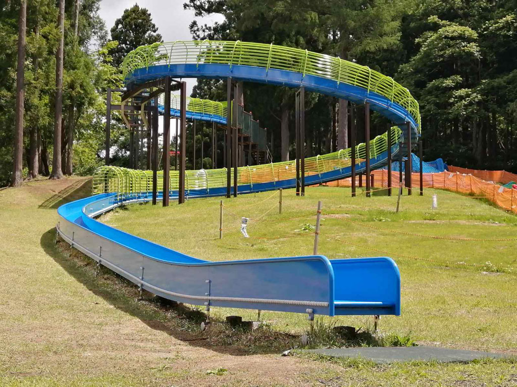 森の遊び場に新設された全長80mのローラー滑り台/西蔵王公園(山形市)