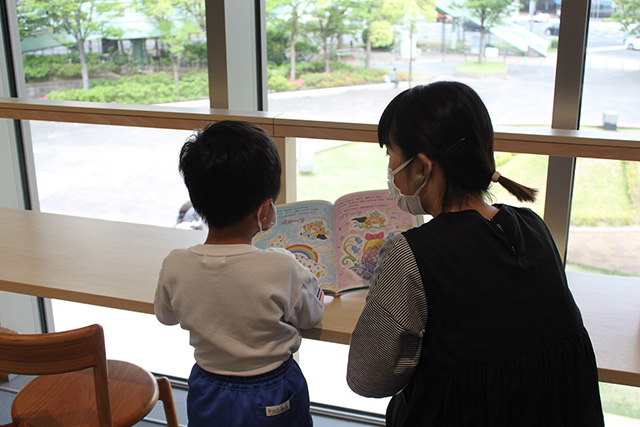 読み聞かせをする親子連れ/こども本の森 神戸(兵庫県/神戸市)