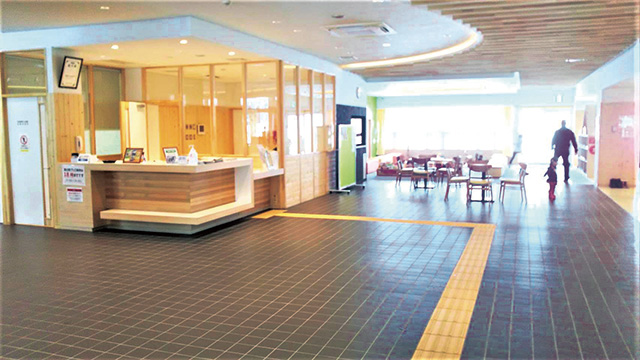 木の温かみを感じる駅内/北オホーツクはまとんべつ(北海道/浜頓別町)