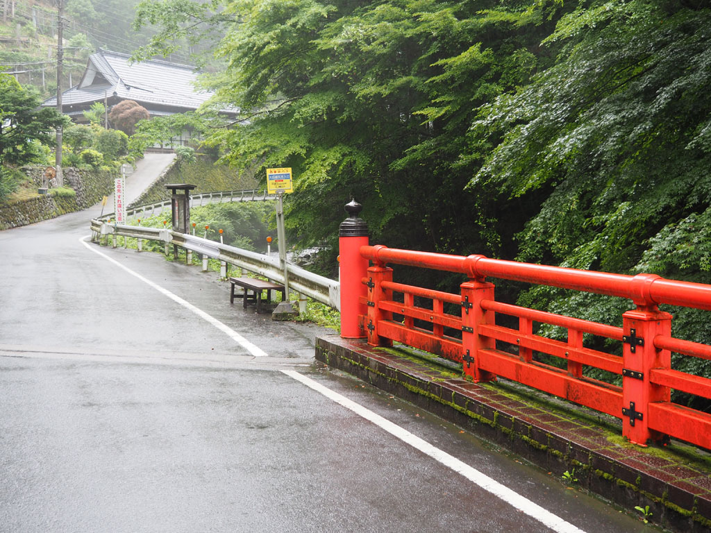 大岳鍾乳洞へと続く山道との分岐ポイント付近にある「大岳鍾乳洞入口バス停」/大岳鍾乳洞(東京都/あきる野市)