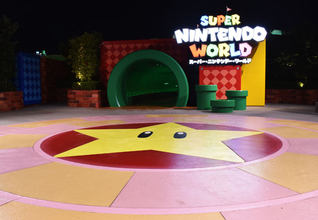 夜の「スーパー・ニンテンドー・ワールド」入口/ユニバーサル・スタジオ・ジャパン(大阪市)