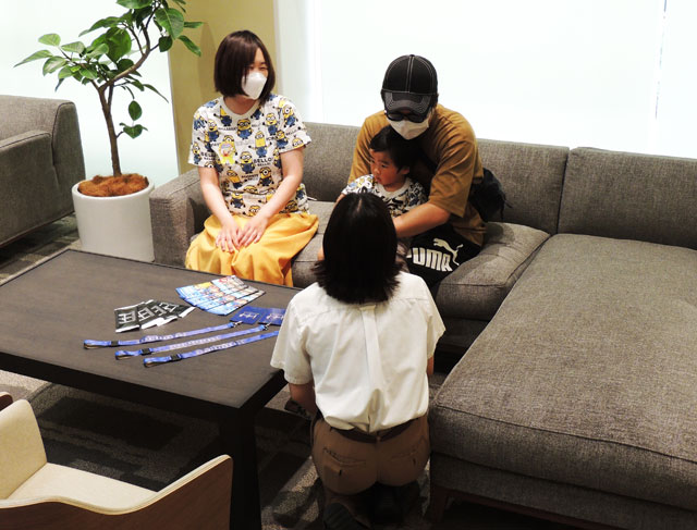 「VIP ラウンジ」で専任ガイドさんの説明を聞きます/ユニバーサル・スタジオ・ジャパン(大阪市)