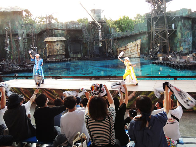 フェスタオルをみんなで回したり、高く掲げたり/ユニバーサル・スタジオ・ジャパン(大阪市)
