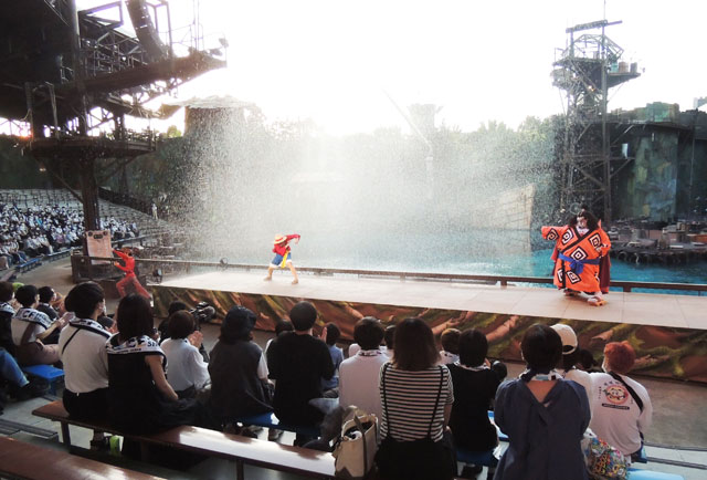 ルフィによって大量の水しぶきが吹き上がります/ユニバーサル・スタジオ・ジャパン(大阪市)