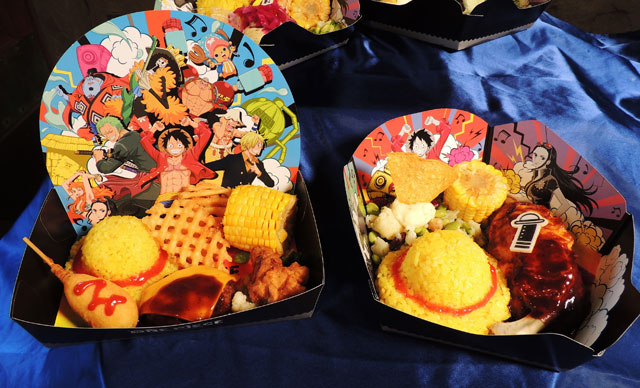 ワンピース・サマー宴(フェス)・キッズメシ(左)とルフィのでっかい骨付き肉メシ(右)/ユニバーサル・スタジオ・ジャパン(大阪市)