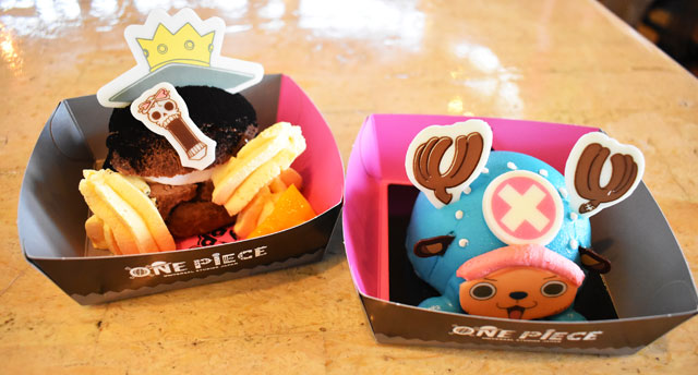 ブルックのマンゴー&ココアシュークリーム(左)とチョッパーのレモンムース(右)/ユニバーサル・スタジオ・ジャパン(大阪市)
