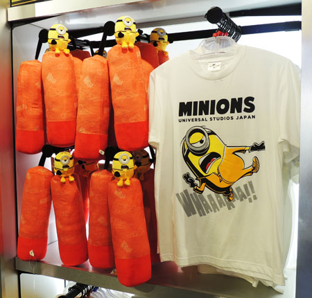 ヌンチャク型クッション(左)とスチュアートのカンフー姿のTシャツ(右)/ユニバーサル・スタジオ・ジャパン(大阪市)